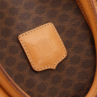 Detail écusson cuir logo Céline Paris Boston Macadam — AMANA Vintage