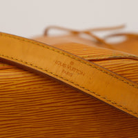 Detail bandouliere Louis Vuitton Paris estampille — AMANA Vintage
