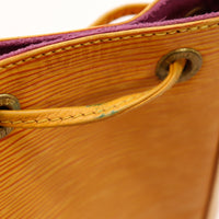 Detail interieur bord superieur Louis Vuitton Noe Epi jaune vert-de-gris oeillets — AMANA Vintage