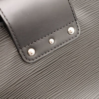 Détail rivets et patte de fermeture cuir Épi noir Louis Vuitton — AMANA Vintage