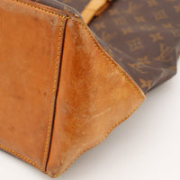 Détail coin inférieur patine caramel Louis Vuitton Cabas Mezzo — AMANA Vintage