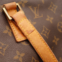 Détail attache d'anse et boucle dorée Louis Vuitton Cabas Mezzo — AMANA Vintage