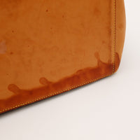 Détail des taches sur le cuir du fond du Louis Vuitton Cabas Mezzo — AMANA Vintage