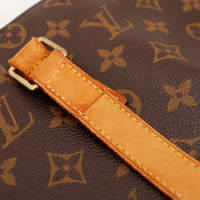 Detail attache anse cuir vachette Louis Vuitton Cabas Mezzo — AMANA Vintage