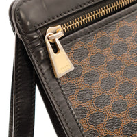 Détail tirette signée Céline Paris sur pochette Macadam occasion authentique — AMANA Vintage