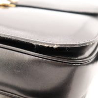 Détail bord du rabat sac Céline Triomphe cuir noir occasion authentique — AMANA Vintage