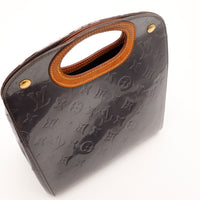 Détail poignée anneau cuir vachette Louis Vuitton Roxbury Drive Vernis noir — AMANA Vintage