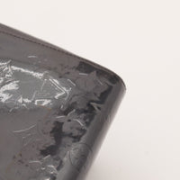 Détail coins écaillés vernis Louis Vuitton Roxbury Drive Vernis noir — AMANA Vintage