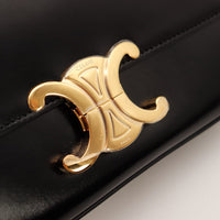 Détail fermoir Triomphe doré Céline cuir noir occasion authentique — AMANA Vintage