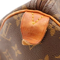 Détail tab vachette Louis Vuitton Speedy 30 patine caramel — AMANA Vintage