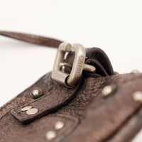 Détail boucle signée Chloé sur pochette Paddington — AMANA Vintage