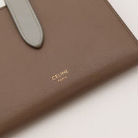 Détail coin inférieur portefeuille Celine Strap cuir grainé marron — AMANA Vintage