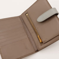 Détail intérieur portefeuille Celine Strap poche zippée dorée — AMANA Vintage
