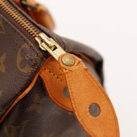 Détail tirette Louis Vuitton Speedy 25 cuir vachette usé — AMANA Vintage