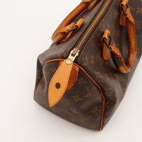 Détail coins Louis Vuitton Speedy 25 languette cadenas vachette patinée — AMANA Vintage