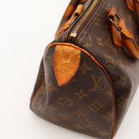 Détail coin supérieur Louis Vuitton Speedy 25 languette cadenas patine — AMANA Vintage