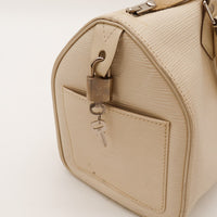 Détail cadenas et clé Louis Vuitton Speedy 30 Épi ivoire inclus — AMANA Vintage