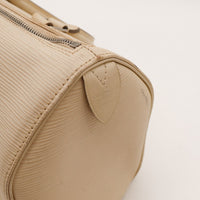 Détail languette Louis Vuitton Speedy 30 Épi ivoire — AMANA Vintage