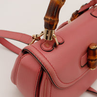 Détail anse bambou et fixations dorées Tote Bag Gucci rose — AMANA Vintage