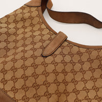 Détail toile monogrammée Gucci New Jackie et languette cuir nubuck — AMANA Vintage