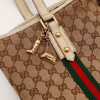 Detail breloque dorée et attache cuir ivoire Tote Web Gucci occasion — AMANA Vintage