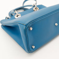 Detail coin inferieur sac Dior Diorissimo cuir bleu canard legers frottements — AMANA Vintage