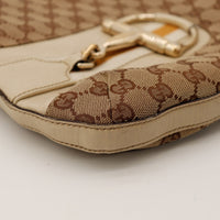 Detail coin inferieur Gucci Hobo Horsebit frottements cuir ivoire — AMANA Vintage
