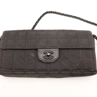 Détail fermoir CC cuir décoloré sac Chanel Travel Line — AMANA Vintage