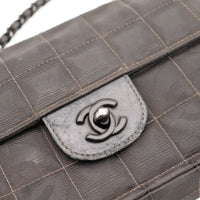 Détail toile nylon jacquard frottements surface sac Chanel Travel Line — AMANA Vintage