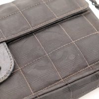 Intérieur cuir noir sac Chanel Travel Line traces utilisation — AMANA Vintage