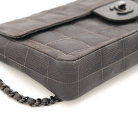 Détail coin bas angle chaîne laquée sac Chanel Travel Line — AMANA Vintage