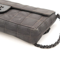 Vue d'ensemble sac Chanel Travel Line noir chaîne bandoulière occasion — AMANA Vintage