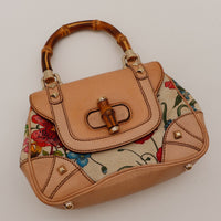 Vue à plat Gucci Tote Bag Bella Bambou toile Flora fermoir bambou piston — AMANA Vintage