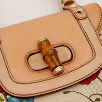 Détail fermoir piston bambou Gucci Tote Bag Bella Bambou usure naturelle — AMANA Vintage