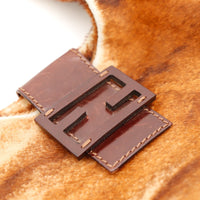 Détail fermoir FF cuir marron sac Fendi Hobo vintage — AMANA Vintage