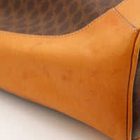 Détail coins Celine Seau Macadam marques sur le cuir cognac — AMANA Vintage