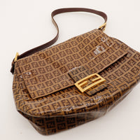 Fendi Mamma Baguette détail rabat et fermoir FF doré usure revêtement — AMANA Vintage