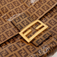 Détail fermoir FF doré Fendi Mamma Baguette Zucchino — AMANA Vintage