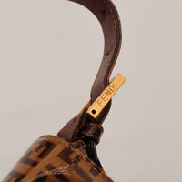 Détail anse Fendi Mamma Baguette cuir craquelé et badge FENDI doré — AMANA Vintage