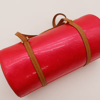 Détail vernis Louis Vuitton Bedford rouge monogramme embossé — AMANA Vintage
