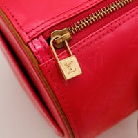 Détail cadenas doré Louis Vuitton Bedford Vernis rouge zip — AMANA Vintage
