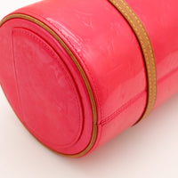 Détail extrémité cylindrique Louis Vuitton Bedford Vernis rouge — AMANA Vintage