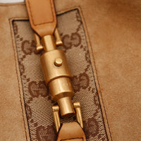 Détail fermoir piston doré Gucci toile monogrammée bande centrale — AMANA Vintage