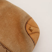 Détail coin inférieur Hobo Indy Gucci cuir cognac rivet pyramidal — AMANA Vintage