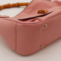 Détail coin inférieur Gucci Hobo Bambou cuir rose frottements légers — AMANA Vintage