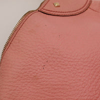 Détail taches noires sur cuir grainé rose Gucci Hobo Bambou — AMANA Vintage