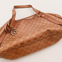 Vue du dessus Gucci Hobo rose ouvert breloque interlocking G doré — AMANA Vintage