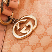 Détail breloque interlocking G doré Gucci Hobo rose — AMANA Vintage