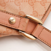 Détail boucle et cuir latéral usé Gucci Hobo rose poudré — AMANA Vintage