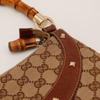 Détail fermoir bambou et zip Gucci Hobo Bambou cuir usé sangle — AMANA Vintage